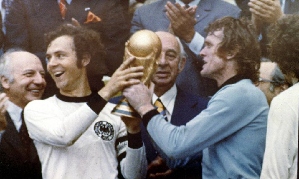 Al termine della finale Beckenbauer alza la coppa con il portiere Sepp Maier 